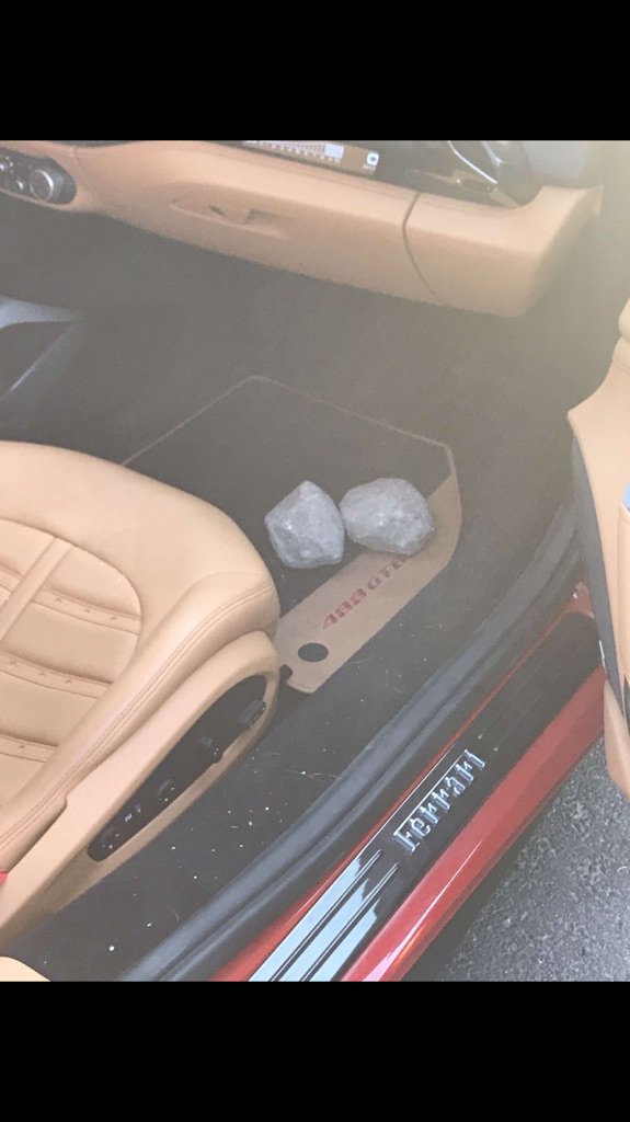 bohIin's tweet photo. Det finns idioter, sen finns det mer idioter.... hur resonerar man när man kastar sten på folks bilar?? https://t.co/lJ9CFgWiOk