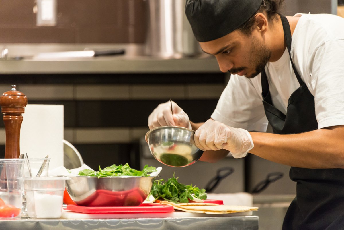 Его готовит повар 5. Повар готовит. Ашер комаев шеф-повар. Уильям хейли шеф повар. Повар домашний персонал.