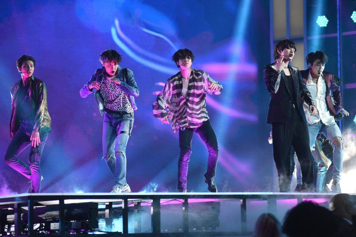 mtvspain's tweet photo. ¡Felicidades, @BTS_twt por vuestro #MTVMiaw2018 a Revolución K-Pop! 👏👏👏#BTSARMY ¿unas palabras 😍? https://t.co/ViqTMIx0Xi