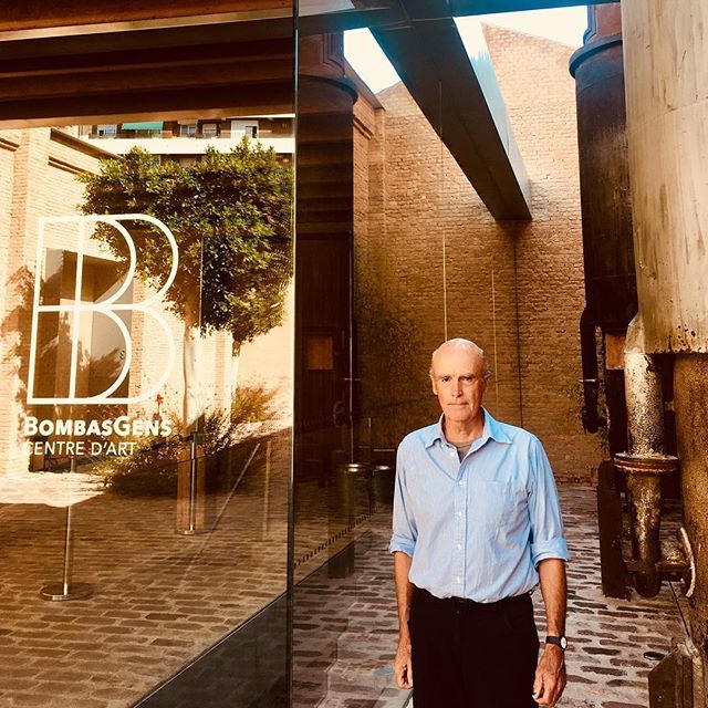 BombasGens's tweet photo. Recibir a #HamishFulton es, sin duda, empezar bien la semana. Y estamos convencidos de que la terminaremos aun mejor porque el viernes a las 20h inauguraremos su exposición #CaminantPenínsulaIbèrica ¿Vendrás?
.
#bombasgens #artecontemporáneo #fpaa #peram… https://t.co/IM2hjv5CMR https://t.co/uxgo7w7p3z