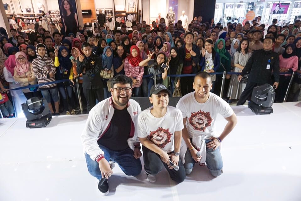 sorayafilms's tweet photo. CILEUNGSI @MetMalCileungsi kemarin sore seru banget! 🙌🏻
Terima kasih buat yang udah datang ke MEET AND GREET dengan pemain film Target 🎯
.
.
#filmtarget #comingsoon #15juni2018 #lebaran https://t.co/CHma0MpQ0J