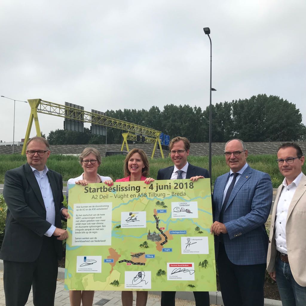 MinIenW's tweet photo. De A2 en A58 worden flink aangepakt om doorstroming te verbeteren. @CvNieuwenhuizen ondertekende zojuist de startbeslissing, samen met @ConnyBieze @JanHoskam Henny van Kooten @JacobsMario en @cavandermaat https://t.co/uSLSHrViTd https://t.co/O46pnB7fGw