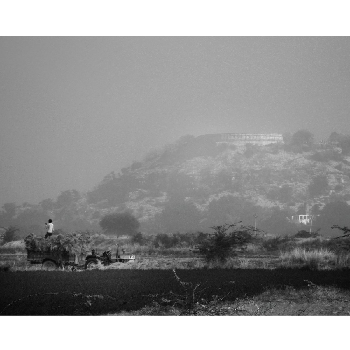 kathacreator's tweet photo. #post34
Mitaoli (the 64 yohini Temple), shot from a distance. Morena, Madhya Pradesh
Ongoing series 'Frames from India'
Follow #Streetbazi #storiesbykathacreator
#blackandwhite #heritage #mitaoli #chambal #mptourism #incredibleindia #travel #travelIndia https://t.co/ITG694NlWl