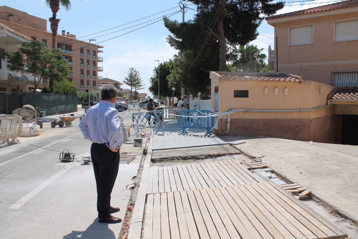 AnastasioB's tweet photo. Buenos días!!! Hoy he visitado las obras de Los Narejos, seguimos adecentado calles y cambiando acerado. #ReconstruyendoLosAlcazares https://t.co/40rQglsqum