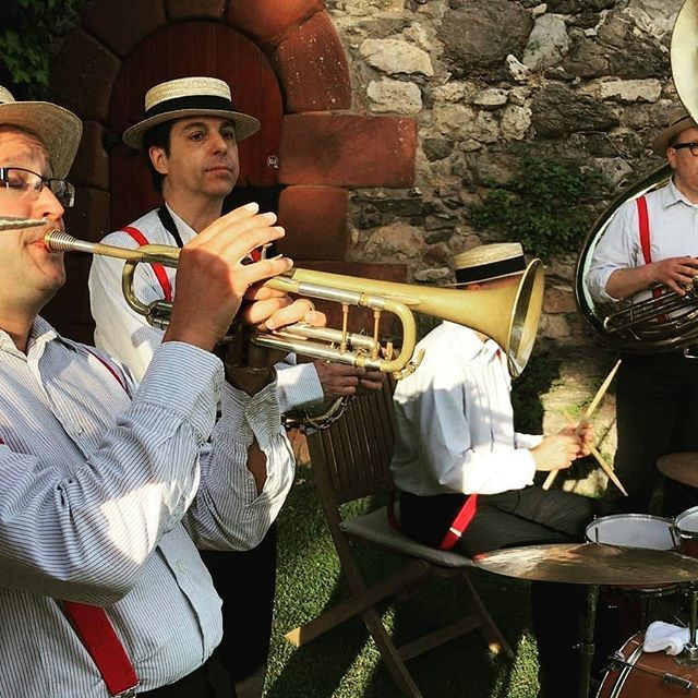jmolina77tr's tweet photo. Regrann from @mobydixie - @jmolina77tr #mobydixie #trumpetplayer #tinroofblues
#dixieland #jazz #music from #barcelona
#trumpet #trompeta #trumpets #trumpeter #trumpette #trumpetlife #trumpetplayers #trumpeters #trumpetlove #trumpetx #trumpetsolo #trum… https://t.co/0E3dpxQsFX https://t.co/3VtOIn3KTR