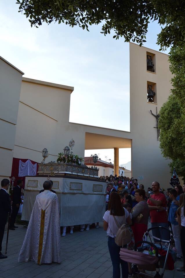 Fotos de la tarde de ayer donde pusimos nuestros sones tras el Corpus Christi de la Parroquia Santa Maria de la Paz de la Loma de la Mezquita (El Ejido) dar las gracias por la confianza depositada en nuestra formación🎺🎼
#SuenaelAmor
#EssentiaAmoris
