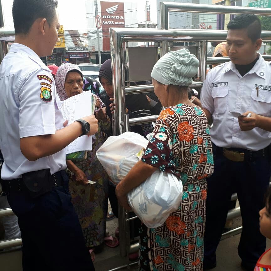 SIP_lawfirm's tweet photo. Zakat penghasilan Ramadan 1439 Hijriah untuk lingkungan masyarakat dekat gedung SIP Law Firm
#Ramadan 
#kantorhukum
#Zakat https://t.co/ejMj8W7ysc