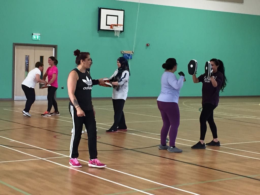 *🔔Back Tonight🔔*

Women's Self-Defence 🥊 with @nina131270 

📌 Lynch Hill Secondary, SL2 5AY
🗓 Mondays
🕕 18.00 - 19.00 
💷 Just £2 

Open to all ability levels- especially beginners! 

#ActiveSlough 
#ThisGirlCan
#ActiveWomen
#SelfDefence