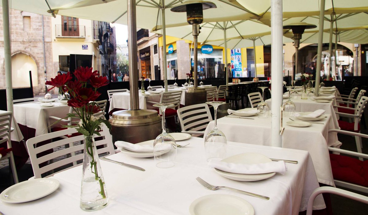 Primer lunes de junio,  el primer paso hacia el ansiado verano. Sol, buen tiempo y terrazita. 🌞☀️ ¿Vienes a conocer la nuestra? 😍💖 #Valencia #ElOchoyMedio