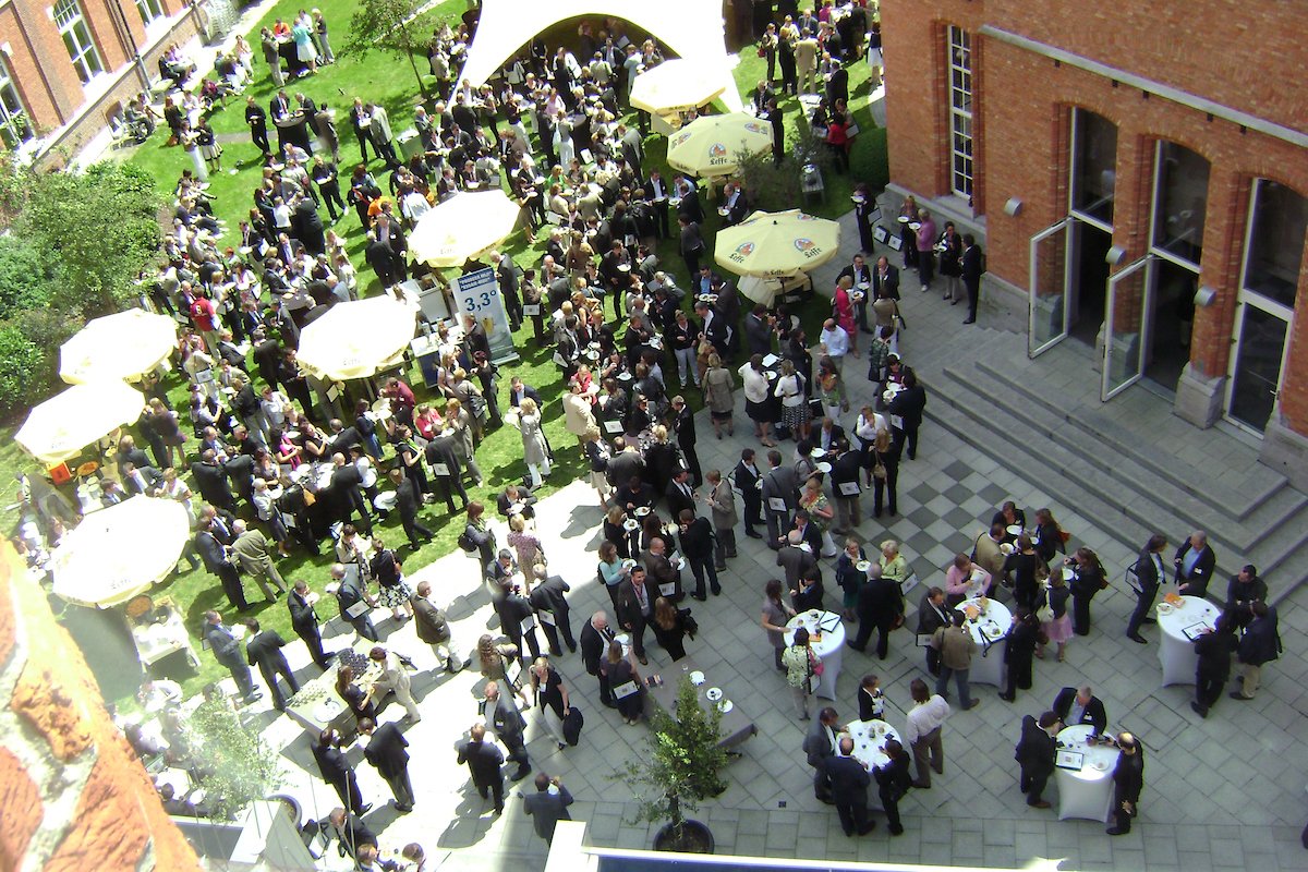 Don't miss the 15th #vlerickhrday with more then 450 HR Professionals. Broaden your network in an inspiring backdrop of interactive workshops and keynote presentations by top speakers in the field! Register here: bit.ly/vlerickhrday