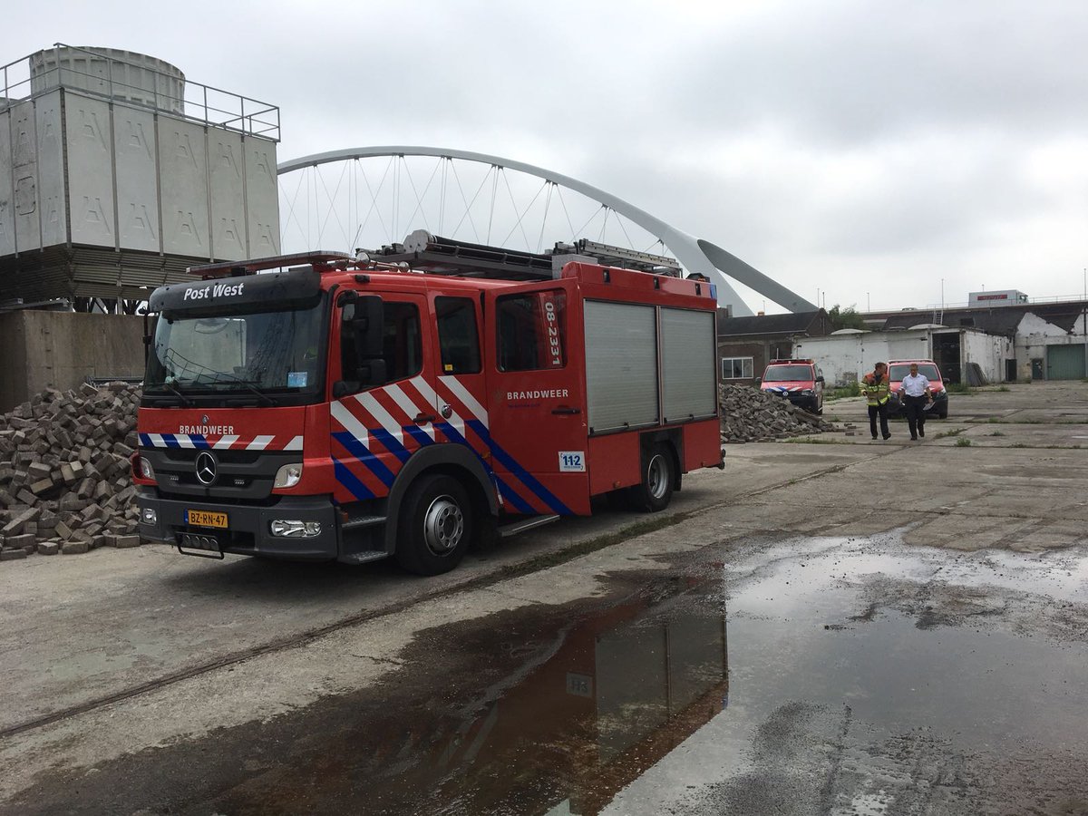 Deskundige hulp bij het betreden van het "looggebouw". Na jaren krijgen we vandaag weer een eerste kijkje binnen. Spannend! #brandweer #professionals #onbekendgebied #fabrieksgebouw #NYMA #Nijmegen