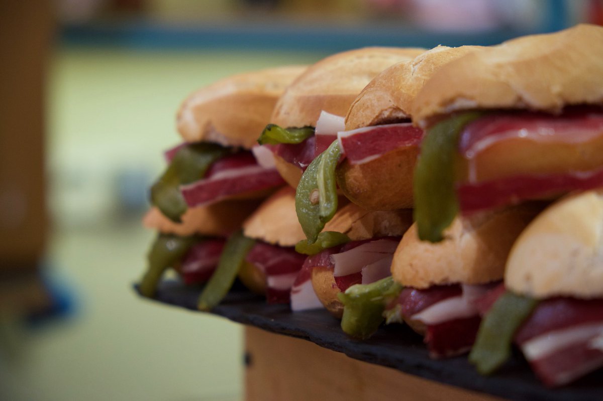 ColmadoIberico's tweet photo. Buenos días! Vamos a coger la semana con energía 💪🏻 ¿qué tal una pulga de jamón Ibérico y pimiento verde para levantar el animo? https://t.co/UA6MmCi08Z
