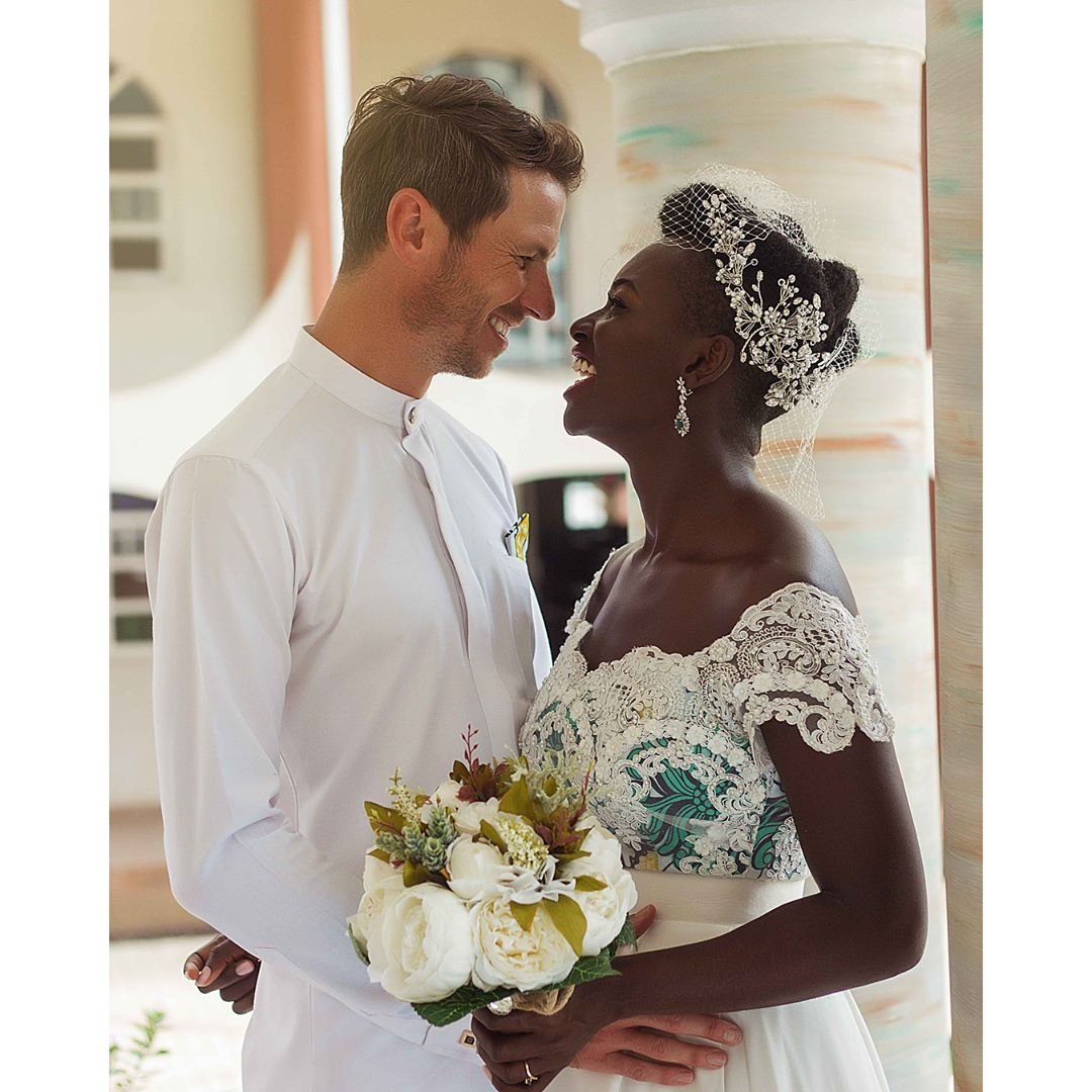 cerebrallemon's tweet photo. We still can't get enough of the late Professor Dora Akunyili's daughter, Chidiogo and her Canadian husband, Andrew Parr.

It's the perfect Oreo mix!
.
#Weddings #Nigeria #Canada #ChidiogoAkunyili #AndrewParr #Photos #Love #weddingphotography  #DoraAkunyili #Bride https://t.co/WqpUYw0Ghu