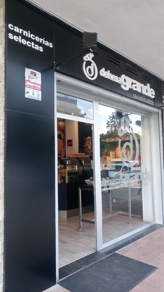 Debier_distribu's tweet photo. Nuevo punto de venta con las mejores cervezas artesanas españolas. En Dehesa Grande, en la zona aeropuerto, puedes encontrar los mejores productos españoles como carnes, vinos, embutidos y ahora también cervezas artesanas. Calidad, precio y buen servicio asegurados. https://t.co/24yvsE3Dpd