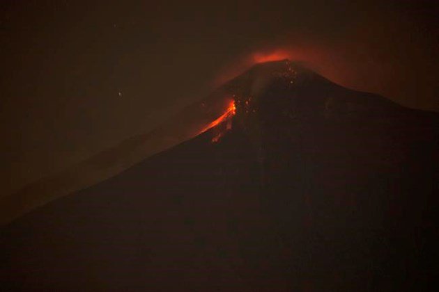Guatemala volcanic eruption sends lava into homes, kills 25: bit.ly/2kNrKbO https://t.co/4wAdfh9T4Z