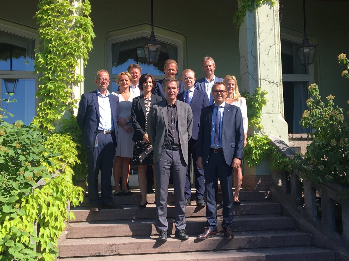 Toppledere i noen av Norges største selskaper og <a href="/forskningsradet/">Norges forskningsråd</a> møttes i dag for å diskutere #forskning og #innovasjon. Hvordan kan vi sammen skape bærekraftig vekst, arbeidsplasser og verdiskaping? FoU og kunnskap viktig nøkkel for alle selskaper. <a href="/NorskHydroASA/">Inactive</a>