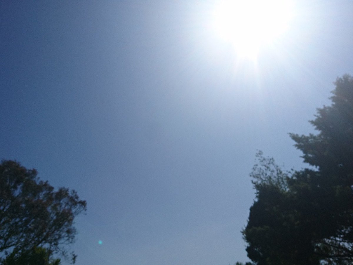 BayBrittas's tweet photo. It's a scorcher here in #BrittasBay today. It'll be busy so get down early and bring plenty of water in the car. You may end up being stuck in beach traffic for a while! #BankHolidayMonday #Beach #BlueSkies https://t.co/km2qlww08g