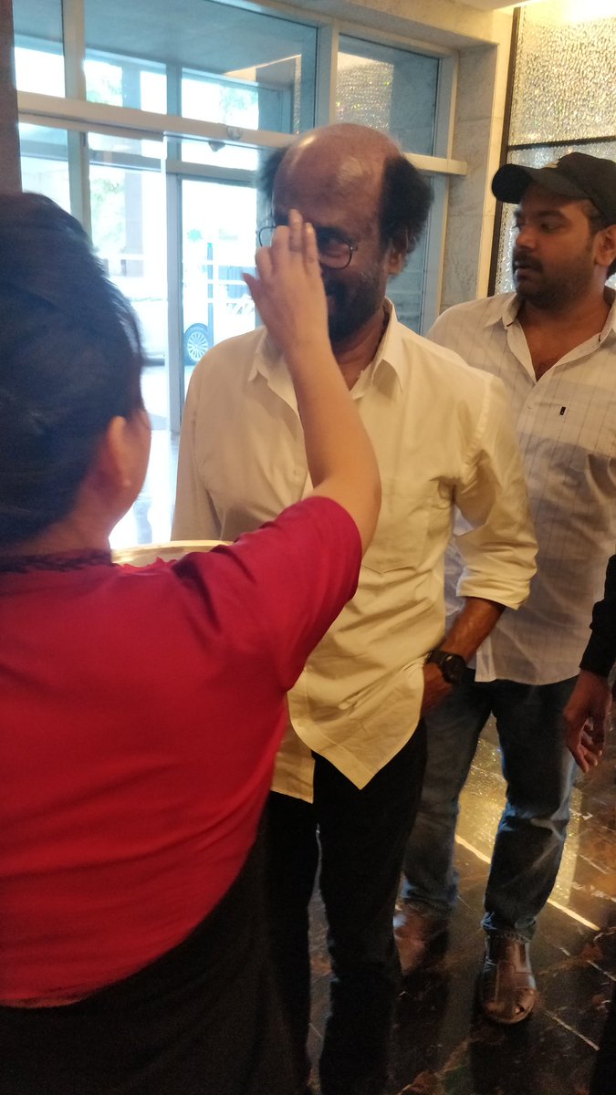 V4umedia_'s tweet photo. Superstar @rajinikanth arrives in Hyderabad for #Kaala pre-release press meet. The event will be LIVE streamed starting 6.30PM IST. #కాలా 

@wunderbarfilms @dhanushkraja @humasqureshi @beemji @Music_Santhosh @LycaProductions @vinod_offl @RIAZtheboss https://t.co/ZfN5yFMCej