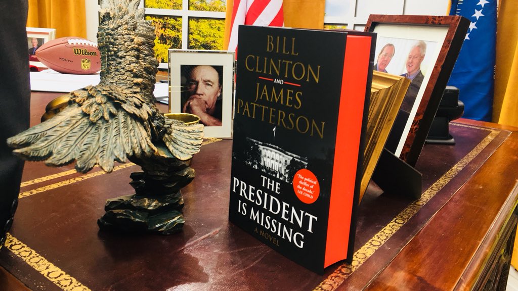 A book collaboration so big it could make your hands look tiny. Extraordinary scenes at Waterloo this morning as The President Is Missing by <a href="/BillClinton/">Bill Clinton</a> &amp; <a href="/JP_Books/">James Patterson</a> hits our shelves at only half price: waterstones.com/book/the-presi…
(Limited red edged edition in some shops)
