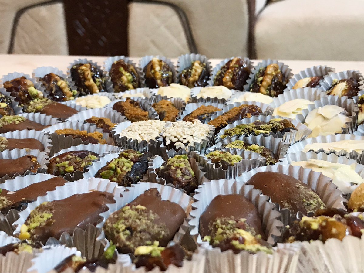 يحتوي التمر على البوتاسيوم ، الكالسيوم ،  المغنيسيوم ، الحديد والألياف التي تقي من الإمساك و تعطي الشعور بالإمتلاء فتُغنيك عن الأطعمة الأخرى✨

#رمضان