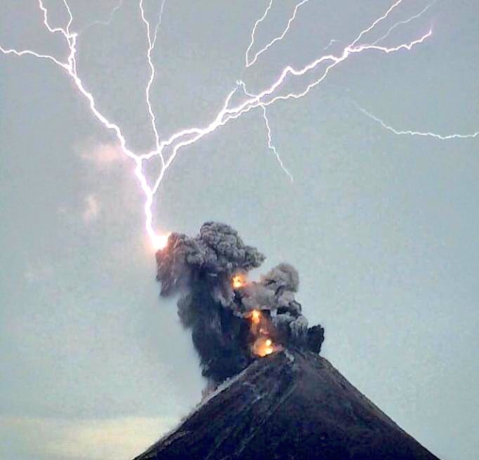 Marejada985FM's tweet photo. nuestra solidaridad con el pueblo de #guatemala por la erupcion del #volcandefuego que afecta a mas de 1.700.000 habitantes de esa region centro americana #fuerzaguatemala https://t.co/MIU4EbVFAf