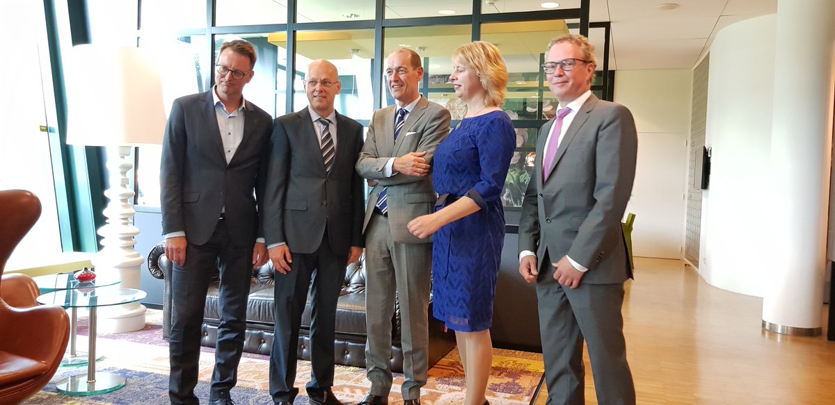 En daar zijn ze: de mensen van het nieuwe <a href="/CollegeHengelo/">College Hengelo 2018-2022</a> Wat hun 7 belangrijkste plannen voor de komende 4 jaar zijn, lees je hier: tinyurl.com/y89knmo9 #groenegolf #grijzebakgoedkoper #alleballenopdebinnenstad