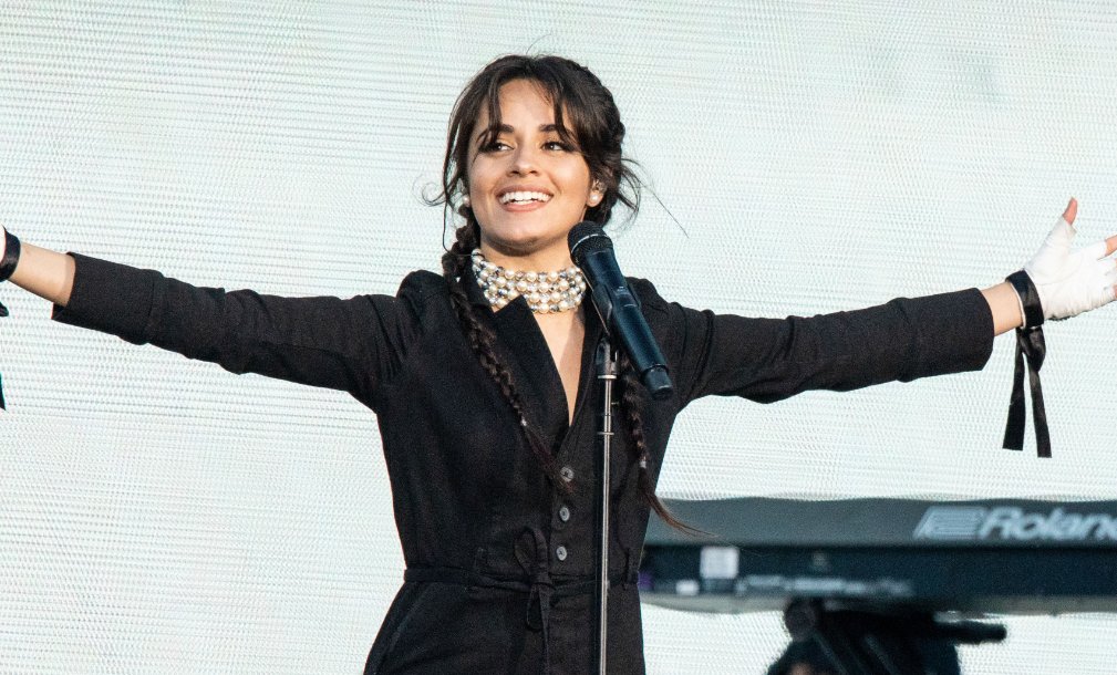 ScottishSun's tweet photo. Camila Cabello spotted meeting fans in Glasgow ahead of new tour
https://t.co/1aUCYOq3YY https://t.co/vtKQ90P8bV