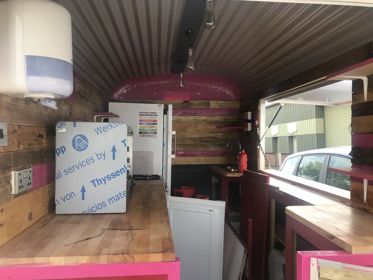 daft_puddin's tweet photo. #Forsale #foodtruck by UKs leading #horsebox renovators. Only used Feb/Mar 2018. All internal equip brand new (full size fridge, freezer, cooker, oven, grill, warming cabinet). Custom fabricated roof. One of a kind. (Brand not included) £11,500 @BritStreetFood #streetfood https://t.co/Z3CFM4hYML