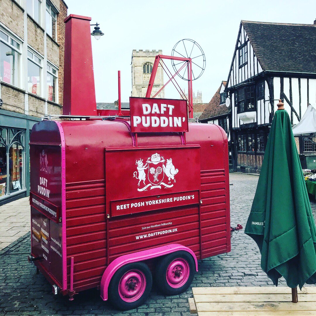 daft_puddin's tweet photo. #Forsale #foodtruck by UKs leading #horsebox renovators. Only used Feb/Mar 2018. All internal equip brand new (full size fridge, freezer, cooker, oven, grill, warming cabinet). Custom fabricated roof. One of a kind. (Brand not included) £11,500 @BritStreetFood #streetfood https://t.co/Z3CFM4hYML
