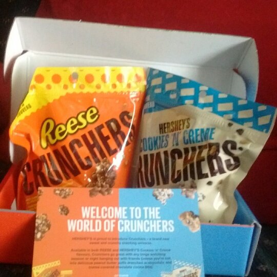 Rafuse72's tweet photo. so happy to receive another voxbox from @InfluensterCa #gotitfree #HersheysCrunchers
#reeses #cookiesandcreme https://t.co/Ro2HEgk5EF