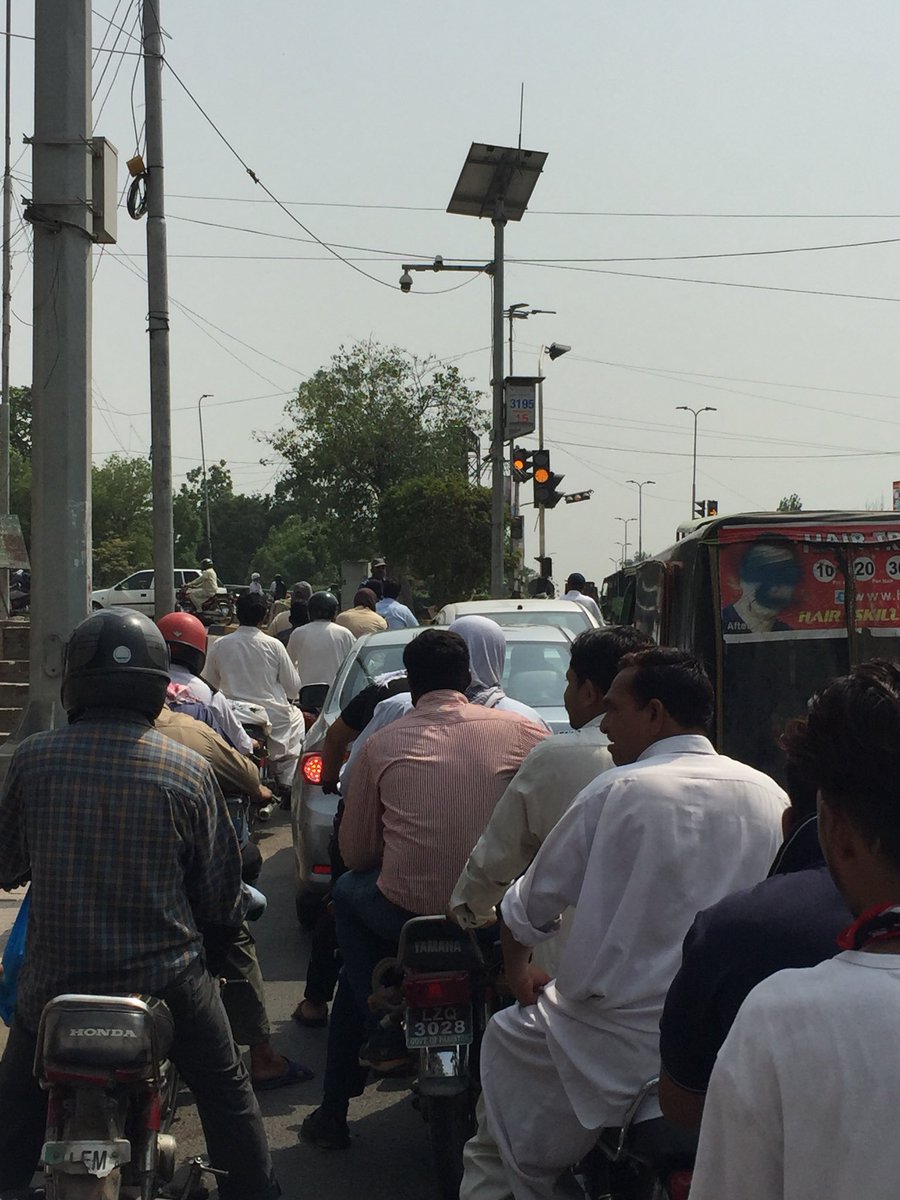 Basit7893's tweet photo. F*c* VIP Protocol 😡😡😡
Garmi itni thi and Upar se Roza tha 😬
Koe Sharam Hoti Hai Koe Haya Hoti Hai 😡😡 #SayNoToVipProtocol #Lahore #MallRoad https://t.co/uQ2taZ51Vn