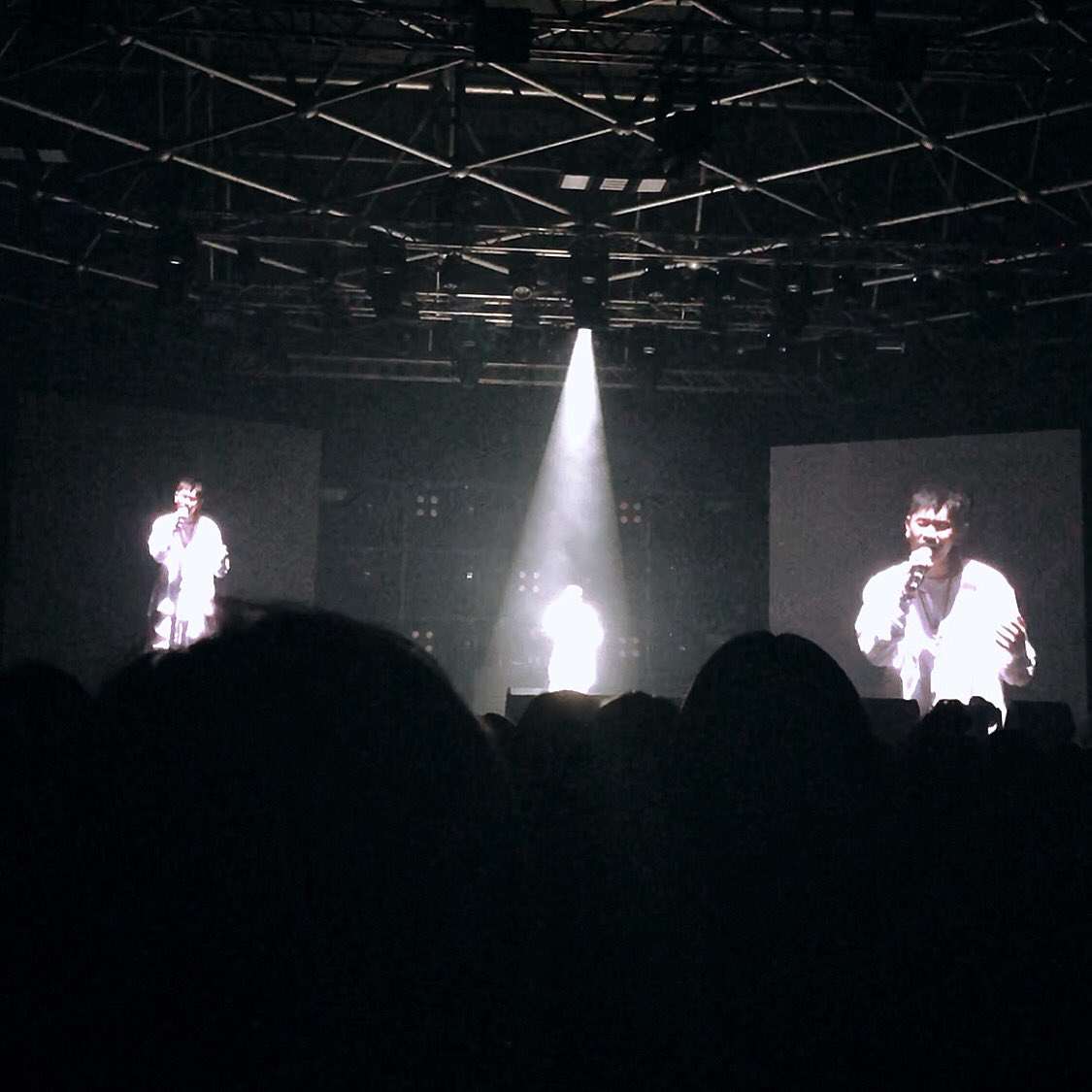 everythingseoul's tweet photo. ชั้นรักเค้าคอนเสิร์ต crush คือดีย์มากจริง ๆ นั่งฟังแล้วขนลุกตลอดเวลา ปกติเป็นคนที่ฟังเพลงนางทุกวันแล้วได้มาฟังของจริงคือนิพาน มือนิ่มๆนั้นทำชั้นติดบ่วงอยู่ดี ๆก้อยากเป็นดูยูช่วยด้วย🖤🤟🏻 #Crush1stShowcaseinBKK https://t.co/LLa31lA5aL
