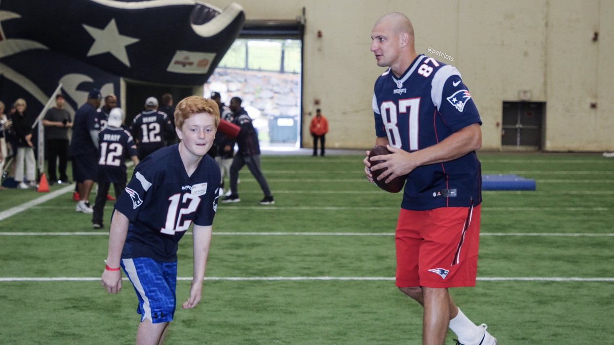 Patriots's tweet photo. Practicing with the pros at #Patriots Fantasy Camp! https://t.co/lh1eudi18v