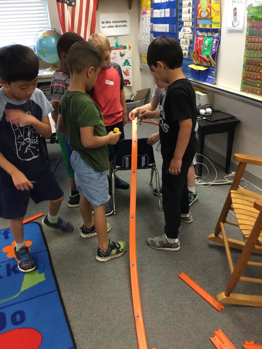 SlavinTeach's tweet image. Problem solving in action! We’re grateful to the Oakridge PTA for our new #CUBEProgram materials. #APSisAwesome @APS_STEM