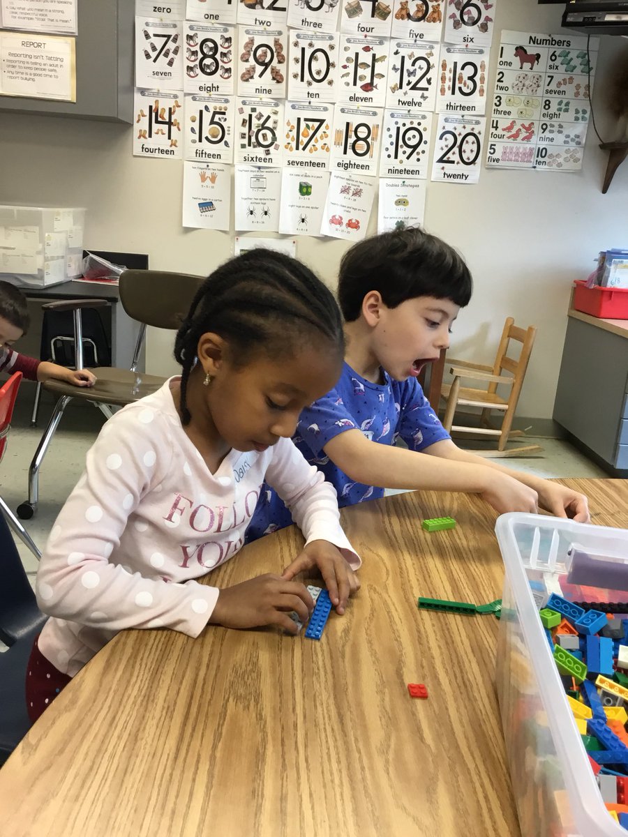 SlavinTeach's tweet image. Problem solving in action! We’re grateful to the Oakridge PTA for our new #CUBEProgram materials. #APSisAwesome @APS_STEM