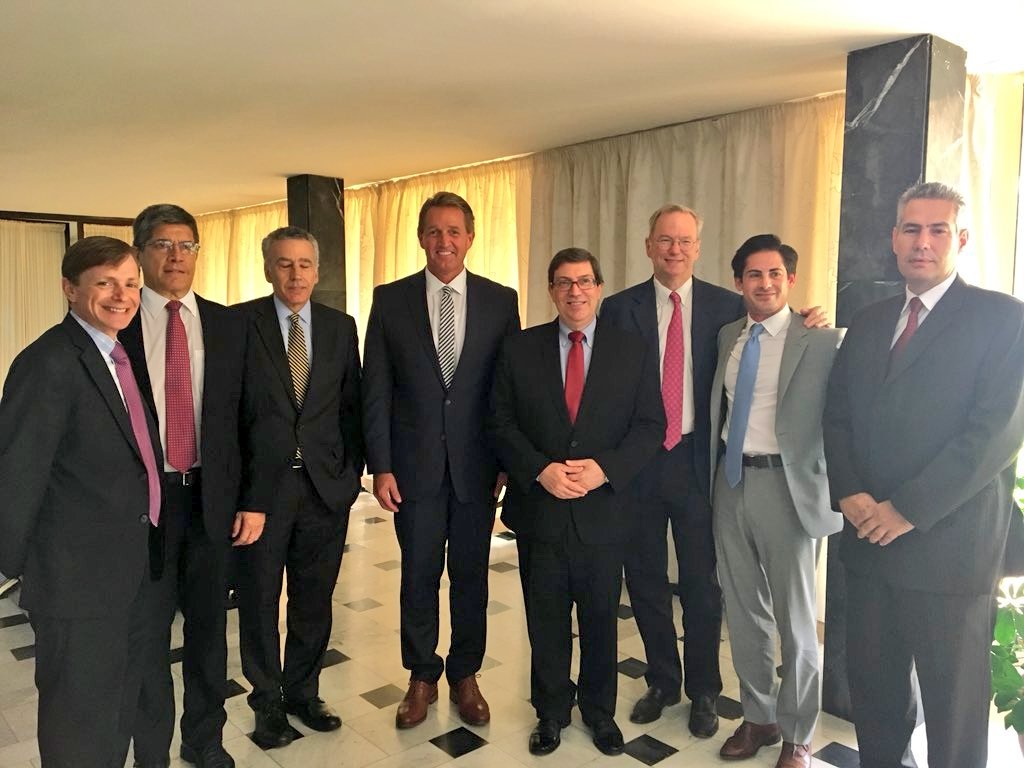 CubaMINREX's tweet photo. En reunión con @JeffFlake el Canciller #BrunoRguez agradeció interés por contribuir al debate en favor de la mejoría en relaciones #Cuba-#EEUU. Presentes Enc. de Neg. @USEmbCuba Philip Goldberg, y el asesor del Pres.@Google, Brett Andrew Perlmutter. https://t.co/RelkpvkdqT https://t.co/qOlbjkdIIq