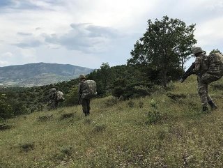 ecmel_ocak's tweet photo. Son yıllarda Doğu Karadeniz’de eylem içinde oldukları bu eylemler içinde ise Barış Öner isimli PKK’lının Cumhuriyet Halk Partisi (CHP) Genel Başkanı Kemal Kılıçdaroğlu’nun konvoyuna saldırı emrini veren terörist olması dikkat çekiyor.
#FındıkDalıHarekatı https://t.co/pcPv0bVjZ3
