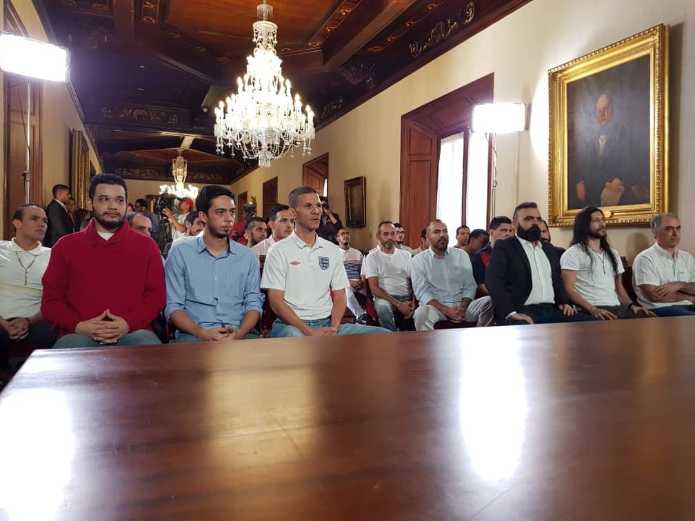 alcaldeledezma's tweet photo. "Presos políticos "liberados" en Venezuela bajo régimen de presentación cada 30 días"......¿Y a esto se puede llamar libertad?....Para nada, siguen como rehenes de una dictadura como esta nuestro país...secuestrado. Sin poder hablar ni opinar ni movilizarse. Eso no es libertad. https://t.co/2Id0hSKhob