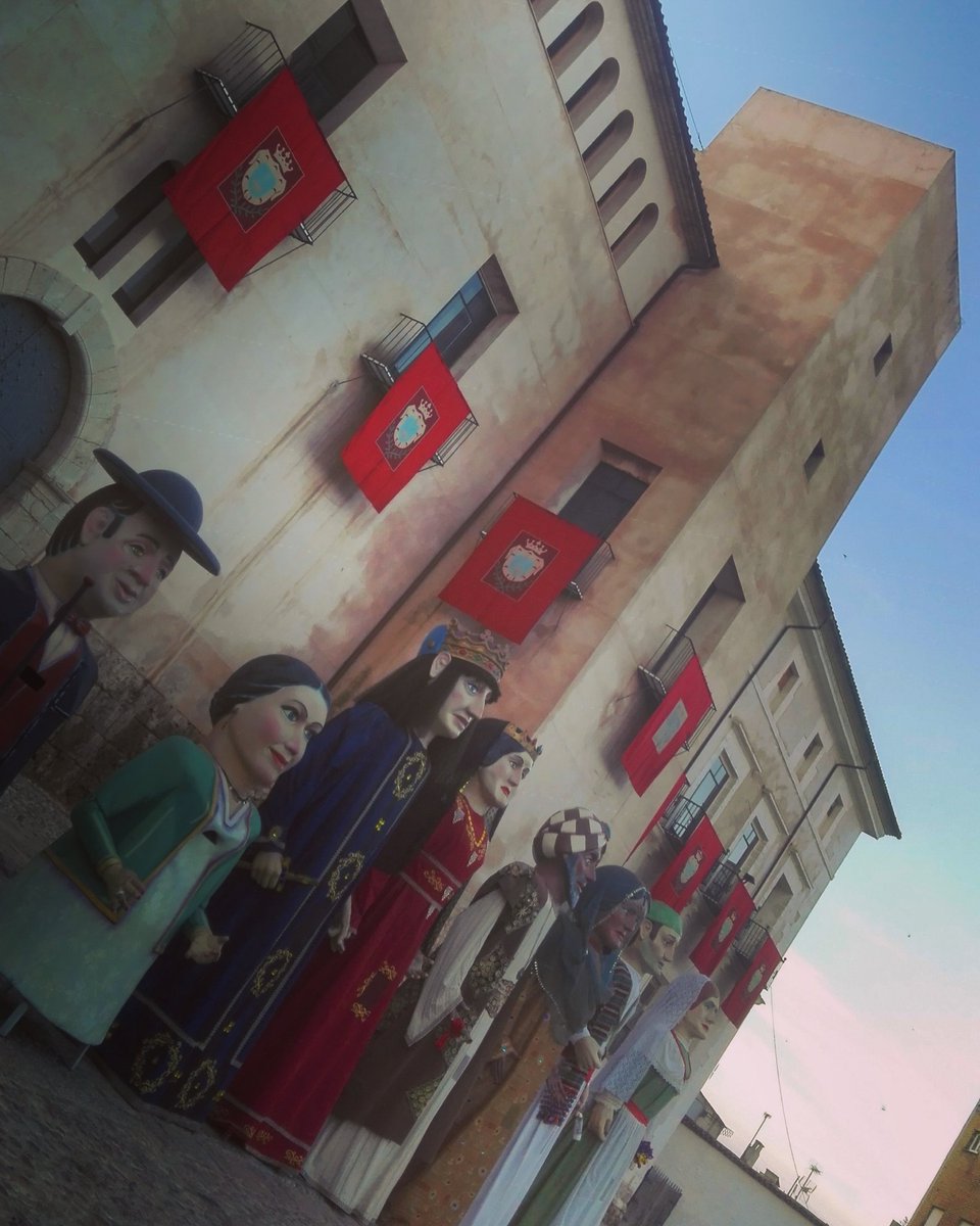 Ahir, novament els gegants d'Albaida van eixir al carrer. Una tradició molt bonica que continuem conservant #patrimoni #gegants
----------
Ayer, nuevamente los gigantes de Albaida salieron a la calle. Una preciosa tradición que continuamos conservando #patrimonio #gigantes