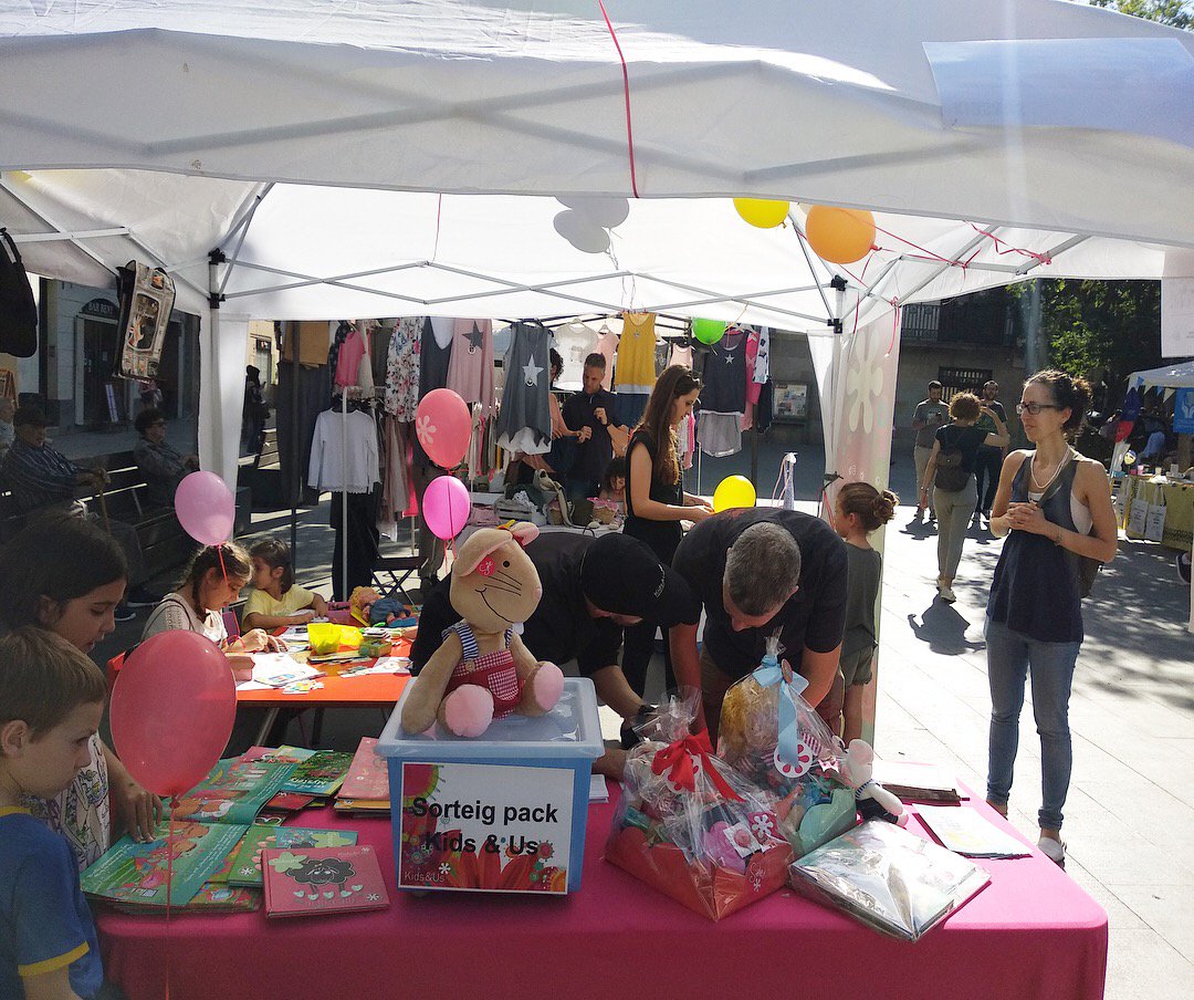 KidsSantAndreu's tweet photo. El passat dissabte hem gaudit de la Festa del Comerç al Carrer. Molts de vosaltres ens han visitat i van participar del sorteig... Aquest dimecres donarem els resultats!!! Esteu molt atents!!! 
.
.
#KidsandUsSantAndreu
#KidsandUs
#ComerçalcarrerSantAndreu
#Anglespernens https://t.co/RKvWZH64rA