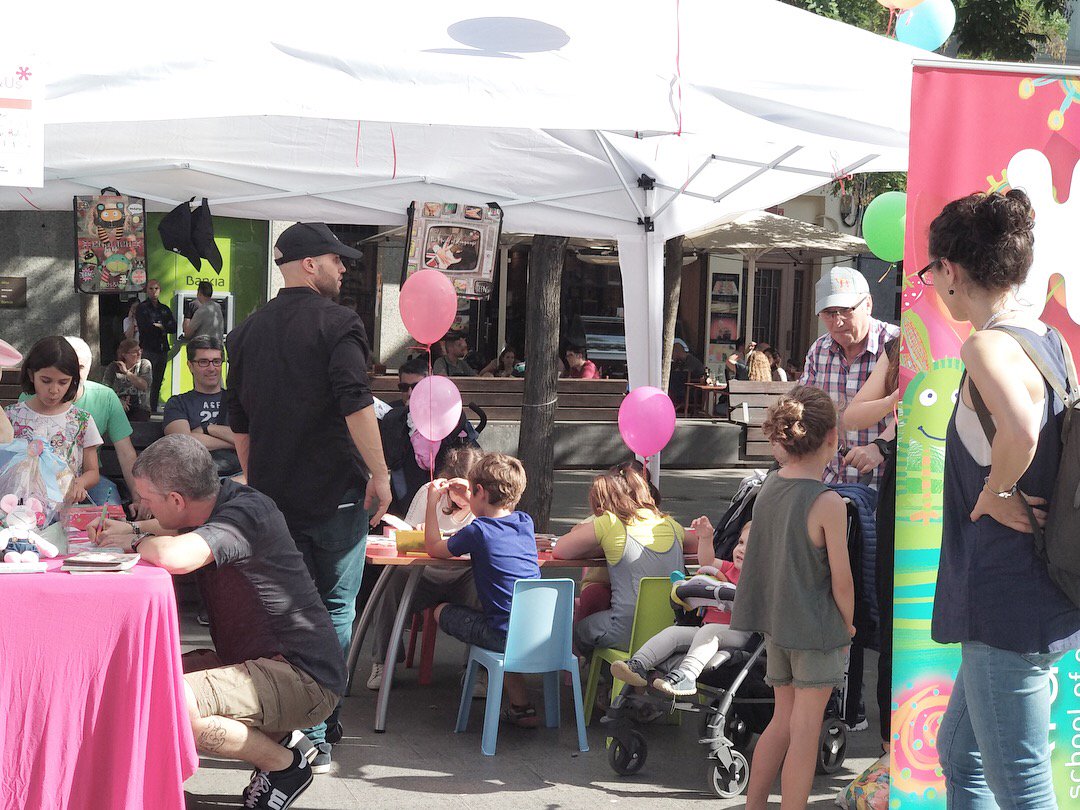 KidsSantAndreu's tweet photo. El passat dissabte hem gaudit de la Festa del Comerç al Carrer. Molts de vosaltres ens han visitat i van participar del sorteig... Aquest dimecres donarem els resultats!!! Esteu molt atents!!! 
.
.
#KidsandUsSantAndreu
#KidsandUs
#ComerçalcarrerSantAndreu
#Anglespernens https://t.co/RKvWZH64rA