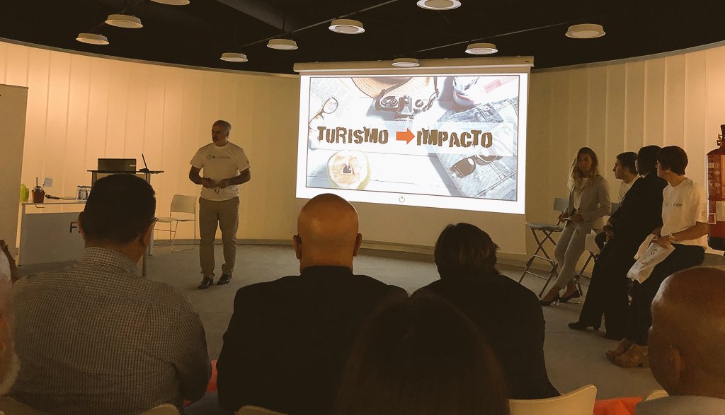 jesicabh's tweet photo. Todo un éxito la exposición de las #soluciones expuestas por los equipos de #intraTEAM #LatitudTenerife #invisiblefootprint #LaPintaoceanwindows #B-Green todos ellos con una clara apuesta por mejorar el #sector #turistico y hacerlo más #sostenible!! @FITCanarias #Tenerife2030 https://t.co/ke0Cc26mHI
