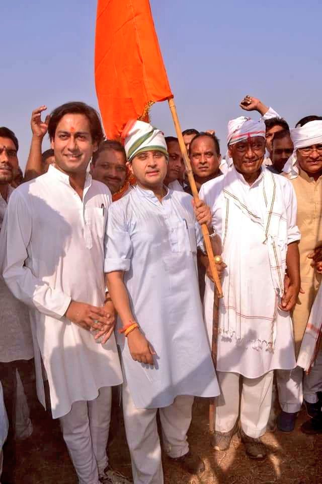 fene_faster's tweet photo. आजादी के दशकों बाद ऐसा वक्त आया है,
राज्यों से लेकर संसद तक हर ओर भगवा छाया है,फिर हम क्यों रहें पीछे जब यह अवसर हमने पाया है- @anandrai177
जब CONGRESS भगवा रंग में रंग जाएगा तो धर्म निरपेक्ष राजनीती कैसे कर पायेगा..
@JagratiShukla29 @Satyanewshi https://t.co/u4kNee7wBv