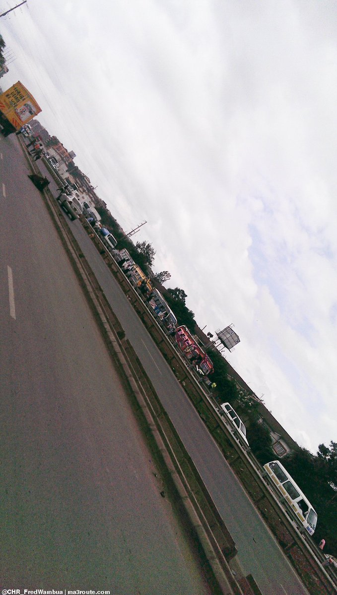Ma3Route's tweet image. 15:01 This is just so sickening!!! #RoyalSwift &amp;amp; #Embassava matatus dropping and picking passengers in both lanes, at Avenue Park 1, Embakassi. Tactic is to wait for guys crossing from Fedha. It&apos;s a sna ma3route.com/update/712549  via @CHR_FredWambua