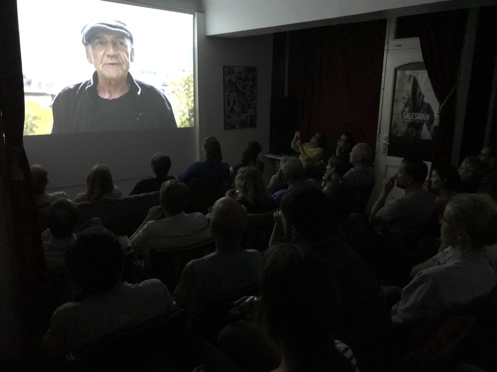 FilmRaum's tweet photo. Ein kleiner Rückblick zur gestrigen Veranstaltung im @FilmRaum : 
#essef Eine Stadt sieht einen Film: Der Amerikanische Freund (1977) Wim Wenders war für ein Filmgespräch zu Gast und hat mit unseren filmRaum Gästen sympathische Anekdoten zur Entstehung des Films geteilt. https://t.co/dawEjdpI7z