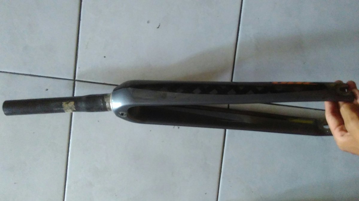 Adil_asfa's tweet photo. WTS fork fullcabon 
500k 
steertube 19cm 
info WA : 089695779433
#fnfjb https://t.co/pO1Xl2zPIK