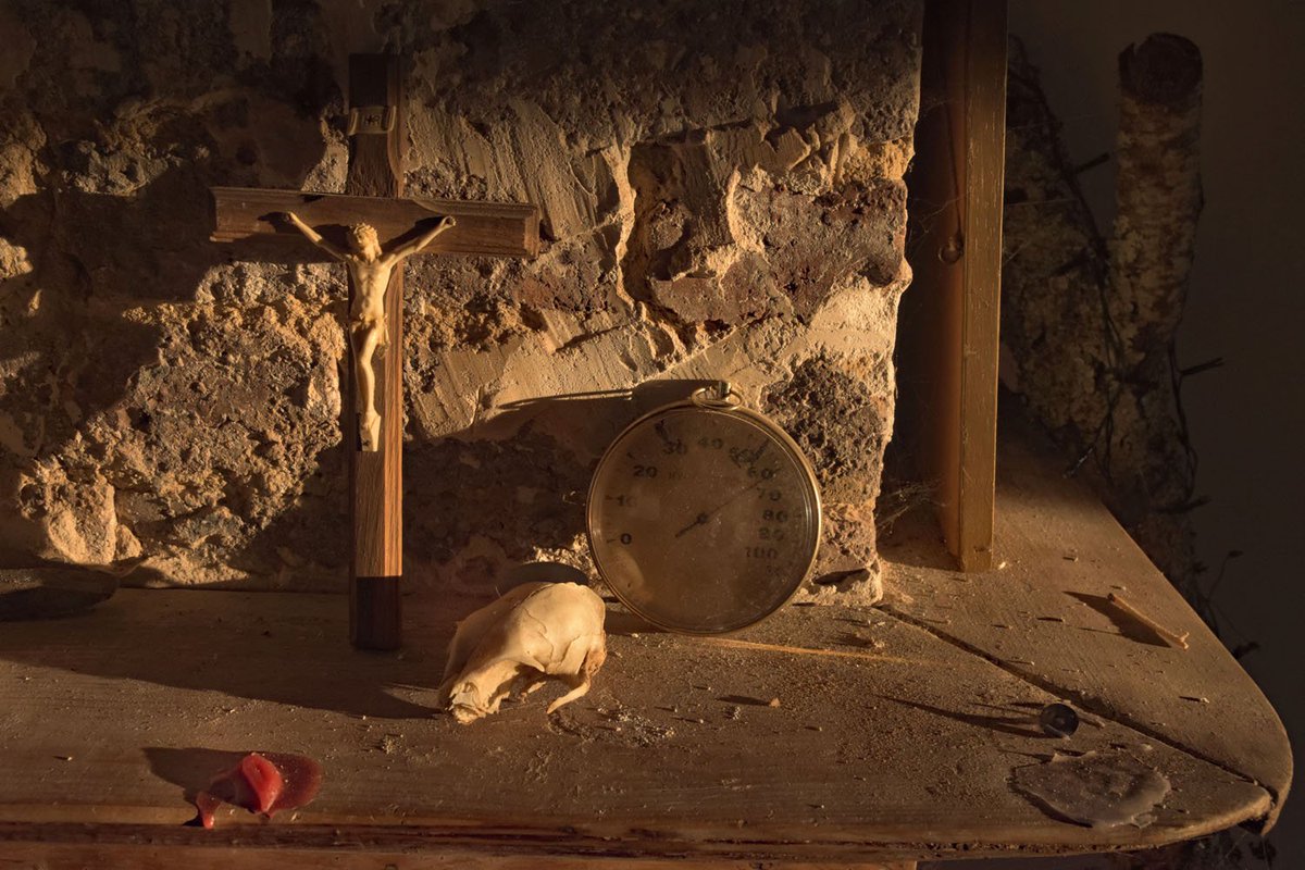 teunvoeten's tweet photo. #mementomori #crucifix #ratskull found at #panteonsanrafael #paupers #graveyard #panteon #sanrafael #ciudadjuarez #juarez #dust #wintermorningsun #redcandlewax #hygrometer #plasticjesus #DutchMasters © Teun Voeten 2018 https://t.co/tbmT7EATDU
