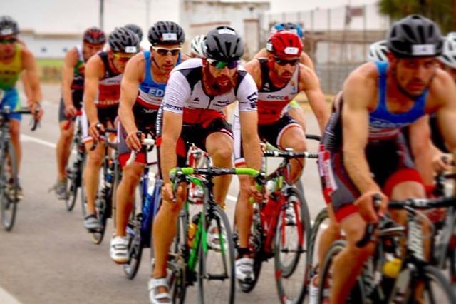 doszeroteam's tweet photo. Nuestro entrenador @valdiviesoaitor (Triatló Carcaixent) también participó en el Triatlón Pinedo.

Como siempre, echando una mano a su equipo y compartiendo el esfuerzo con nuestros triatletas. · · · 📸: @triatlonpinedo · · ·
#doszero #doszeroteam #tr… https://t.co/4NKhRa8vZj https://t.co/eq7UzMSmBg