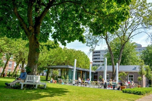 5 juni.. Eten, drinken, volleyballen en mensen ontmoeten! 20 jongeren gaan een geweldige buurtlunch organiseren in de #Hoftuin waarbij ontmoeten en lekker eten (!) centraal staan.
Mede mogelijk gemaakt door <a href="/albertheijn/">Albert Heijn</a> Jodenbreestraat, <a href="/diaconie/">ProtestantseDiaconie</a> en <a href="/stcamsterdam/">Serve the City</a>. Dankjulliewel!