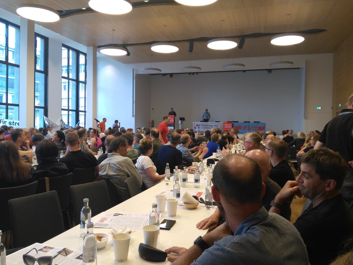 Streikversammlung in #Stuttgart. Seit einer Woche streiken landesweit Redakteurinnen und Redakteure verschiedener Tageszeitungen. #tvtz18 #zeitungsstreik #wirsindmehrwert #journalismus